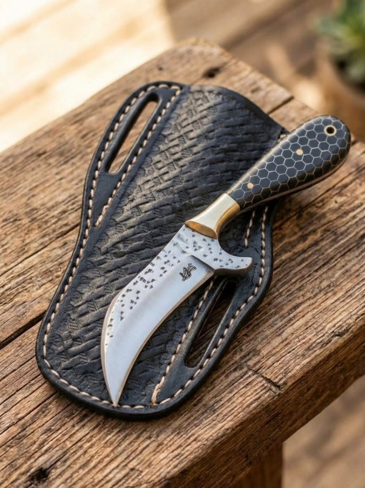 Lineman knife with cross draw leather sheath